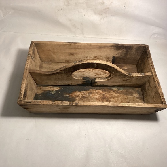 Primitive attic finish wooden tote. - Picture 1 of 8